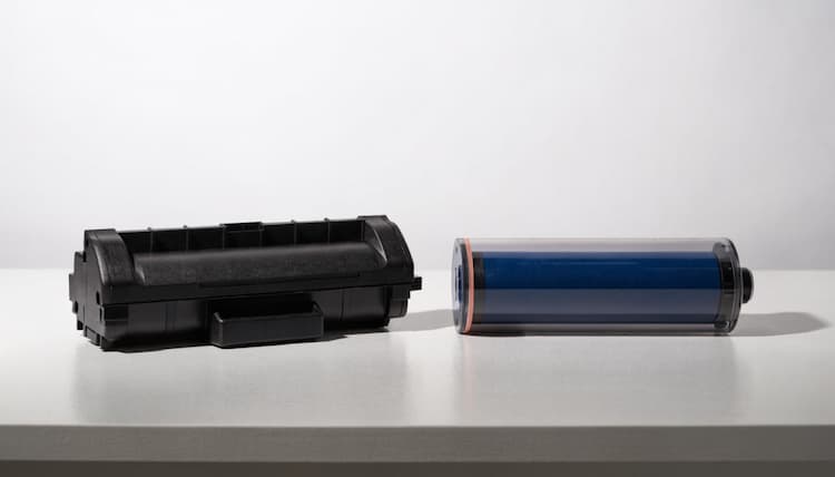 Yan yana duran lazer yazıcı toner kartuşu ve drum ünitesi